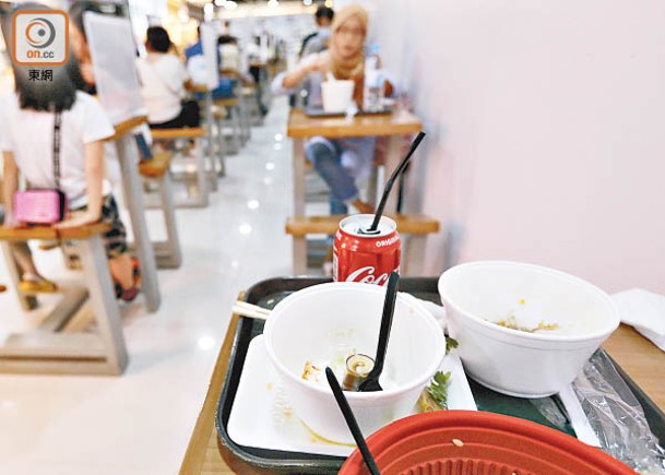 政府於本月提出分階段規管餐飲處所提供塑膠餐具。