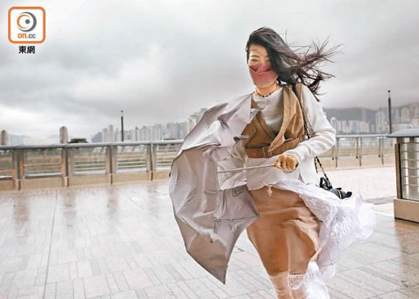 昨日本港橫風橫雨，有市民即使撐起雨傘，亦被狂風吹翻。