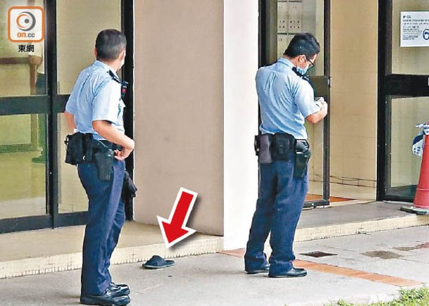 警員在場調查，現場遺下一隻鞋（箭嘴示）。（蘇偉明攝）