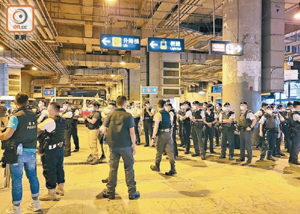 昨日大批警員在元朗港鐵站駐守。
