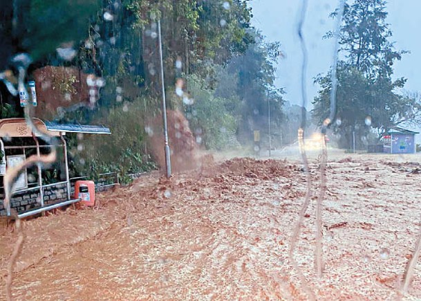上月黑色暴雨期間，大嶼山南部有道路出現嚴重水浸，阻礙居民出入。