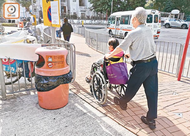 本港人口老化加劇，有議員批評路邊有大量垃圾桶、電箱等，對長者並唔友善。