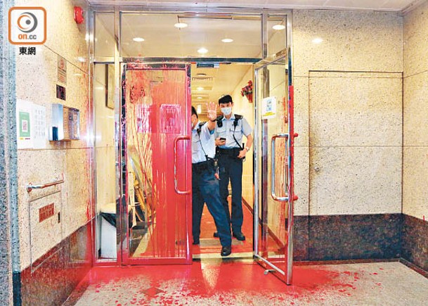 香港仔：警方到福群大樓B座調查。（李國健攝）