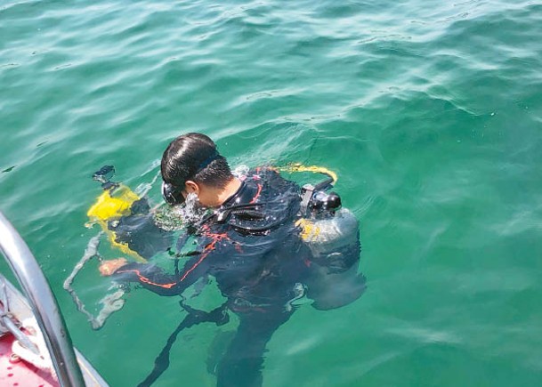 團隊利用水底定位系統，在東平洲海岸公園實地視察。