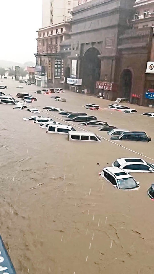 河南省鄭州市暴雨成災，路上車輛無法駛離。