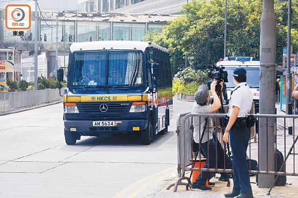 唐英傑昨由囚車押抵高院應訊。