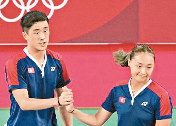鄧俊文（左）及謝影雪（右）身穿的藍紅球衣也印有「錯版」區旗。