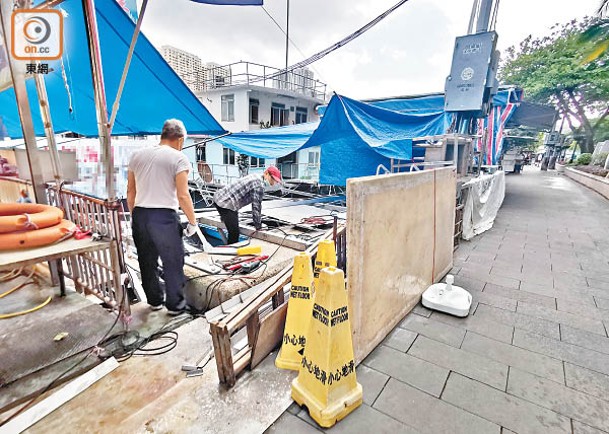 有工人正在搭建一個新的平台，疑準備開設新攤檔營業。