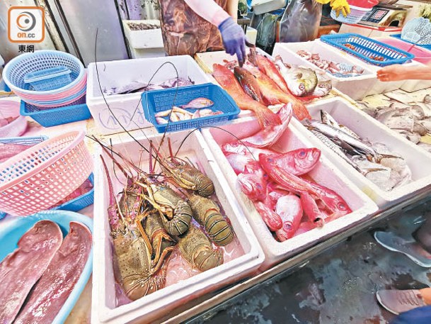 攤檔售賣各類海鮮，包括貴價的石斑及龍蝦等。