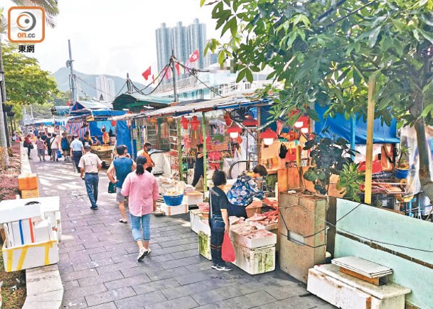 香港仔海濱公園每天清晨都有攤檔做生意，近期上址攤檔愈開愈多，甚至僭建營業。