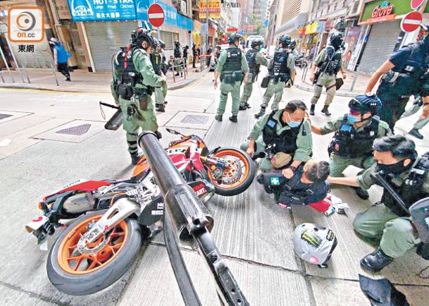 事發當日，唐英傑駕駛電單車衝擊警方防線後被制服。
