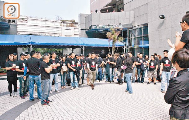 台灣：《台蘋》風波不斷，員工曾在大樓示威。