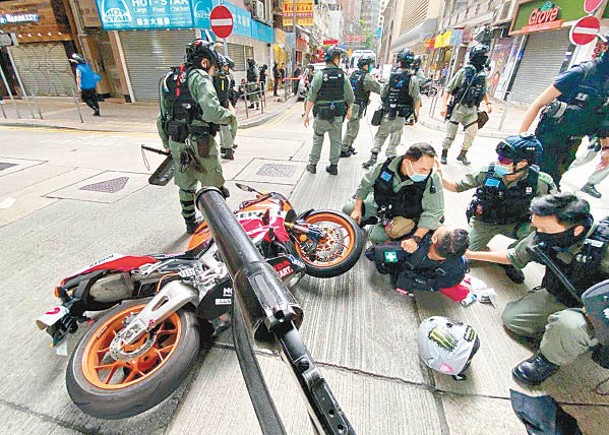 事發當日，唐英傑駕駛電單車衝擊警方防線後被制服。