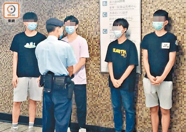 警員向4名少年查問。