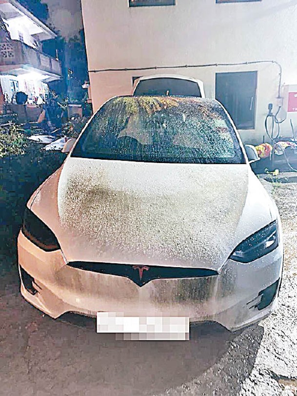 起火Tesla車頭熏黑。
