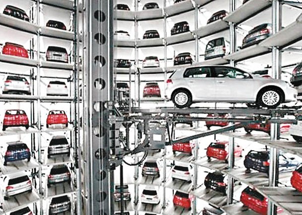 地下圓筒型自動泊車系統配置升降機和旋轉移動台，以運送汽車。