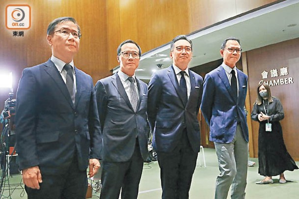 港府取消4名立法會議員的資格，郭榮鏗（右一）其後舉家移居加拿大。