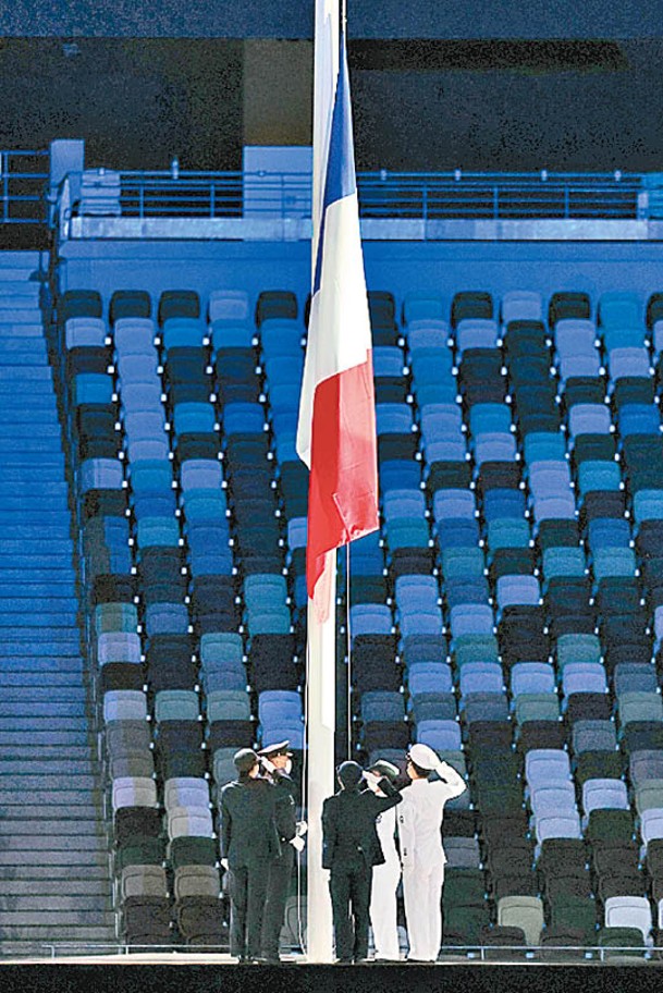 法國國旗冉冉升起。