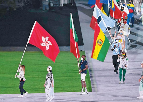 港隊代表劉慕裳（左一）高舉區旗步進會場。（香港奧委會圖片）
