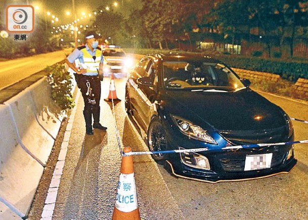 警方在葵涌道截查涉事私家車。