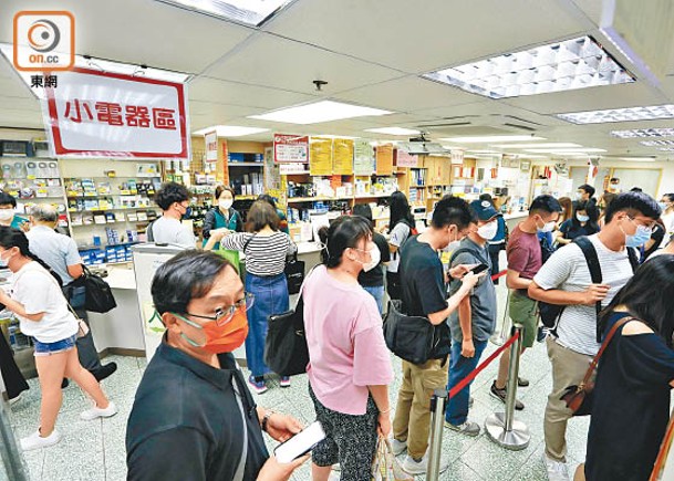 教協開辦的超市昨午人頭湧湧，大批會員到場選購。