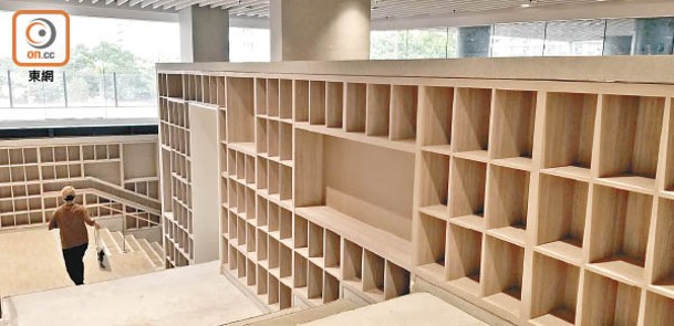 室內圖書館使用了較新穎和富現代感的設計。