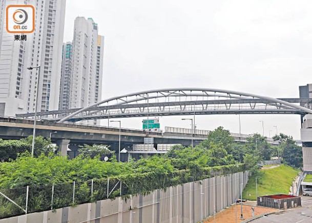 往來海盈邨及海達邨的行人天橋為全港公共屋邨中跨道最長的一條行人天橋。（胡家豪攝）