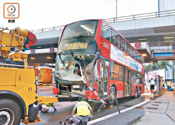 涉事巴士車頭泵把甩脫。（沈厚錚攝）