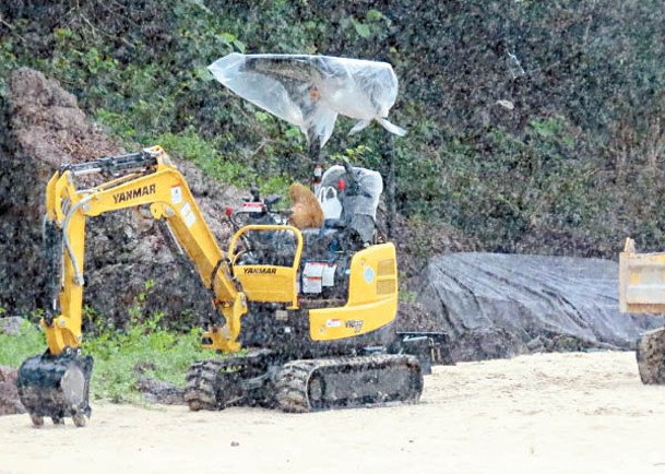 有剷泥車未經批准下出入西貢鹹田灣。