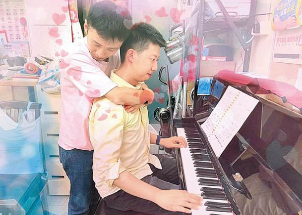 王偉麟（左）上載攬住彈緊鋼琴嘅龔振祺（右）嘅相片。