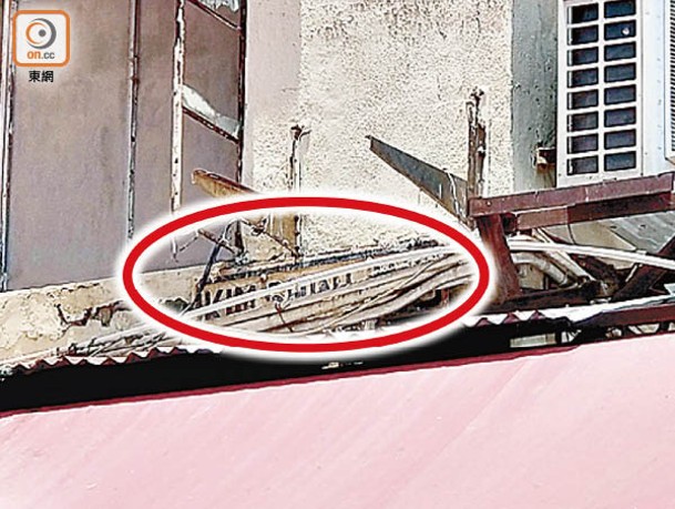 長沙灣：兼善里路牌被冷氣水管及簷篷遮擋，只能隱約見到「KIM」三個英文字母（紅圈示）。