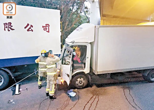 瞌眼瞓撼貨車  司機受困句鐘