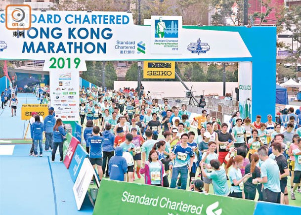 兩度延期的渣打香港馬拉松將於今周知道能否順利舉行。