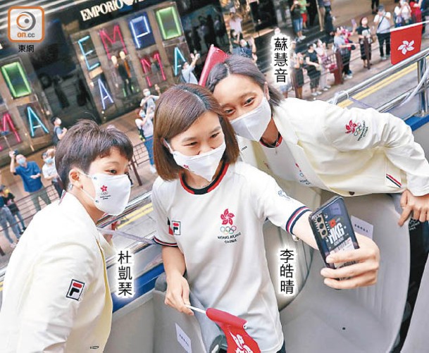 港女乒團在車上開心自拍。