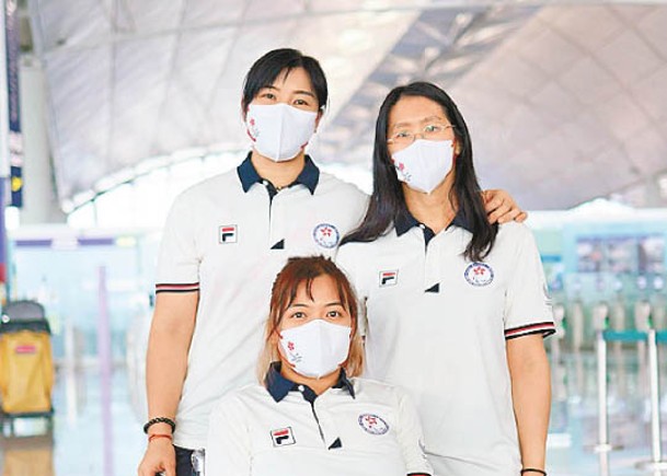 余翠怡（後排左）、吳舒婷（後排右）及鍾婉萍將代表香港輪椅劍擊隊出戰殘奧會。（香港殘奧會提供）
