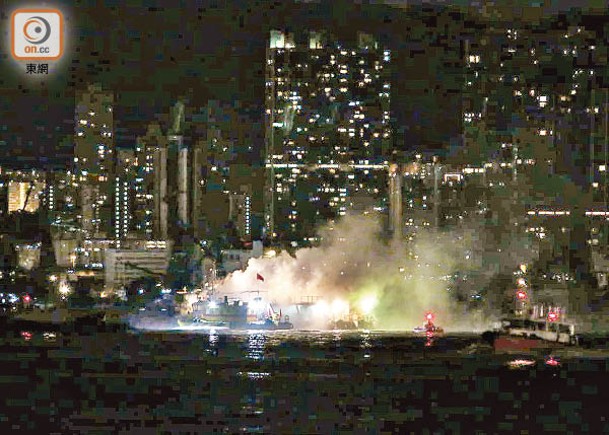 消防船對起火漁船射水灌救。（沈厚錚攝）