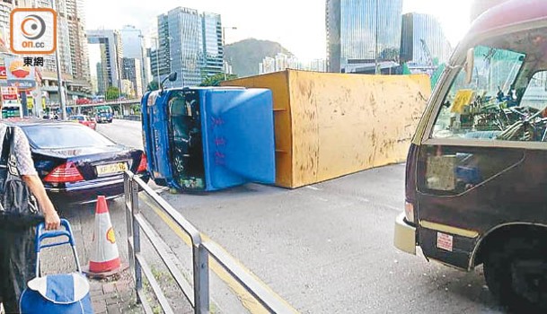 黃大仙：貨車翻側橫亘路中。