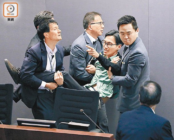 過往立法會會議期間，朱凱廸曾被驅逐離場，需由保安員抬走。