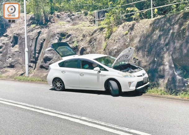 房車炒壆撼山坡困6人