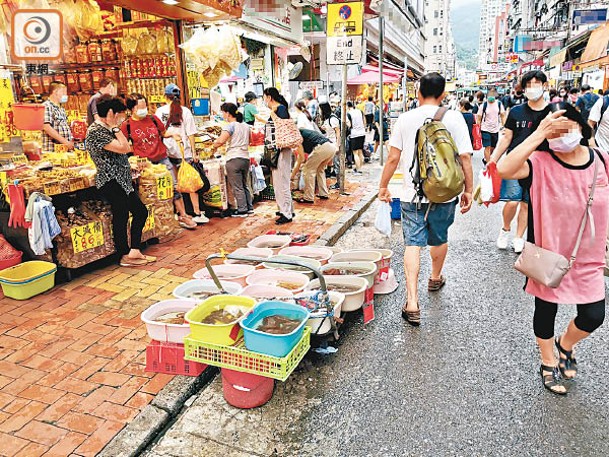 荃灣：有商販將載有海鮮的膠盆，放在馬路上疑無牌銷售。