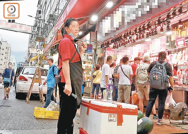 荃灣：川龍街有肉店不但擺放播音機，更有專人不斷搖晃銅鈴吸客，製造噪音。