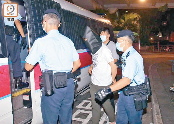 被捕男子被押上警車。