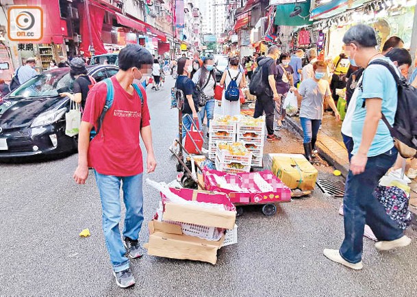商販非法擴展霸街，嚴重影響居民日常生活。