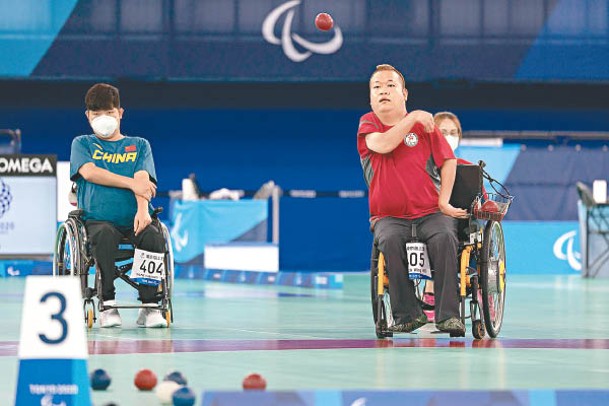 梁育榮（右）與中國選手鄭遠森（左）競逐銅牌。（香港殘奧會圖片）