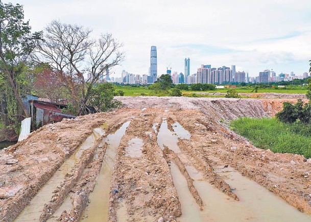 有網民發現北區蠔殼圍有魚塘被傾倒大量泥頭，當中夾雜建築廢料。（「天行足跡」Fb）