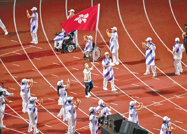 羽毛球男單銀牌朱文佳擔任香港隊持旗手。 （香港殘奧會提供）