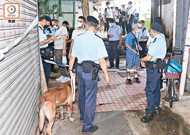 警犬奉召到場。