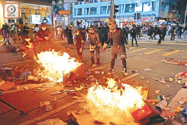 前年的街頭衝突，令本港社會撕裂、經濟重創。