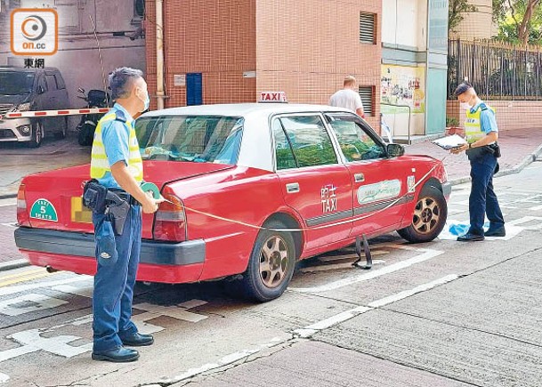 警方圍封的士附近範圍，並測量路面調查。（張開裕攝）