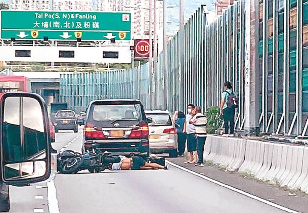 大埔：鐵騎士人仰車翻倒地受傷。